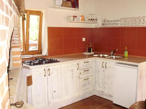 una cucina con mobili bianchi e un lavandino di Villa Maria a Zara (Zadar)