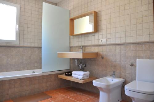 デニアにあるChalet Las Rosasのバスルーム(洗面台、トイレ、鏡付)