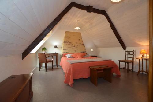 a bedroom with a bed in a attic at Chambres d'hôtes La Fontaine Garel in Iffendic