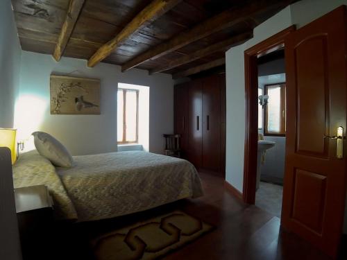 Mezkiriz的住宿－Lazkotzenea，一间卧室设有一张床和一间浴室。