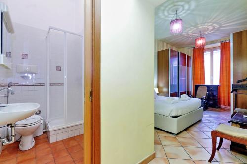 ローマにあるRomaliberaのバスルーム(洗面台、トイレ付)、ベッド1台が備わります。