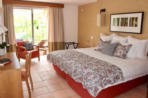 Habitación de hotel con cama grande y balcón. en Luxury T2 in Vila Sol Village en Vilamoura