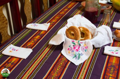 a table with some bagels on a table at Casa Hotel Loma Wasi en Cotacachi in Cotacachi