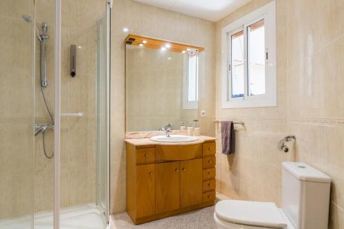 y baño con lavabo, ducha y aseo. en Matarolux 9, en Mataró
