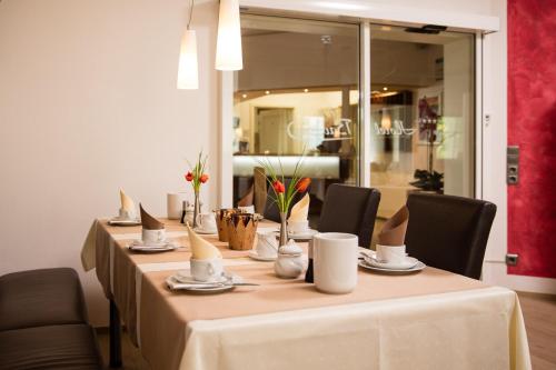 Un restaurante o sitio para comer en Hotel Bavaria