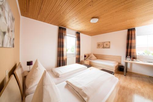 Кровать или кровати в номере Hotel Bavaria