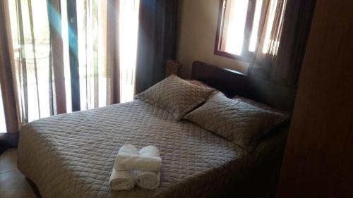 皮帕Suite Pipa Beleza Spa Resort的一间卧室，床上有两条毛巾