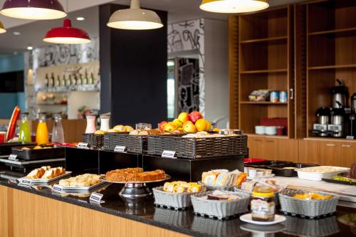 a buffet with different types of food on a counter at ibis Criciuma in Criciúma