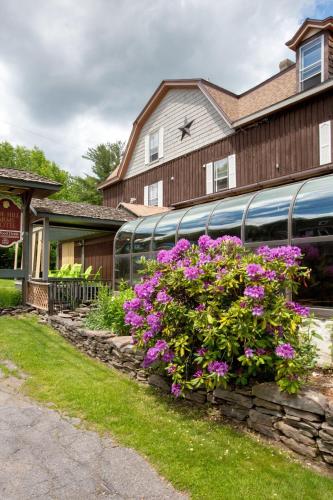 パインヒルにあるPine Hill Arms Hotelの紫の花の家