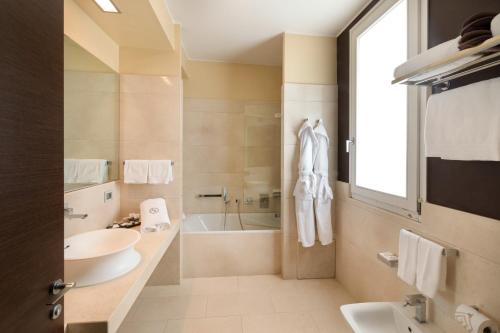 Ett badrum på Risorgimento Resort
