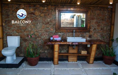 uma casa de banho com um lavatório e um WC em Balcony Ocean View Villas em Kuta
