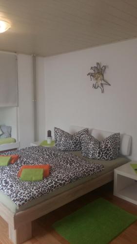 una camera con letto e cuscini ghepardati di Ferienwohnung Stiem a Dankerode