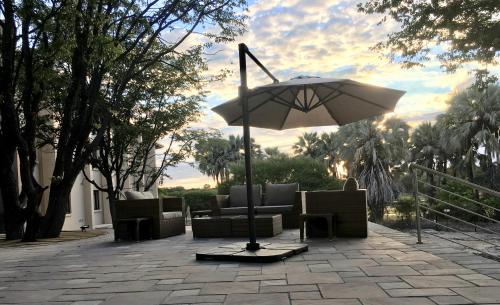 Aed väljaspool majutusasutust Cresta Maun Hotel