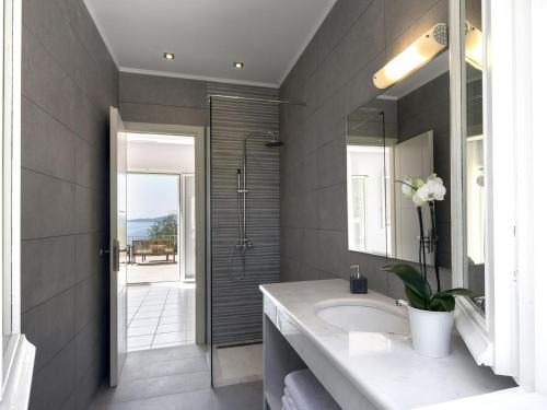Ένα μπάνιο στο Villa Giovannina
