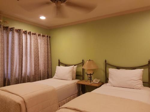 Tempat tidur dalam kamar di Sophia Suites Residence Hotel