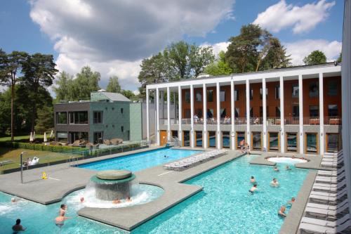 een zwembad voor een gebouw met mensen erin bij Ferienwohnung Elke am Kurfürstensteg in Bad Saarow