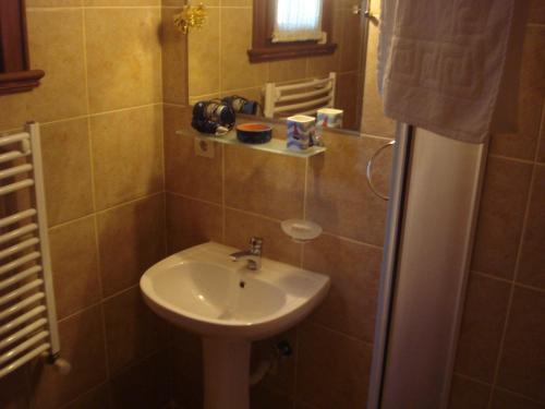 a bathroom with a sink and a shower at Misanli Pansiyon in Edremit