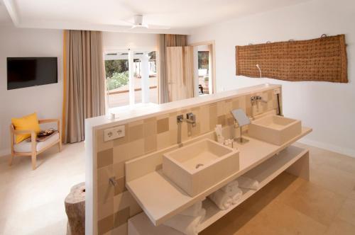 a bathroom with two sinks and a large mirror at Villas Paraíso de los Pinos in Sant Francesc Xavier