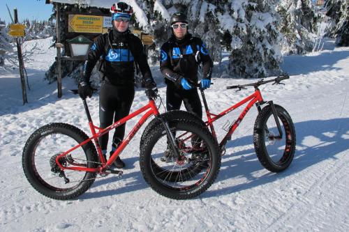 two people standing with their bikes in the snow at Horský dům Veronika in Cerny Dul