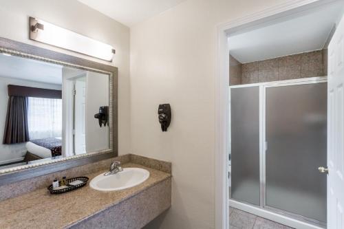 uma casa de banho com um lavatório e um espelho em Howard Johnson By Wyndham Berkeley em Berkeley