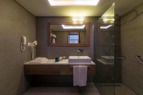 アキアーラにあるLIV Hotel by Bellazureのバスルーム(洗面台、鏡付)