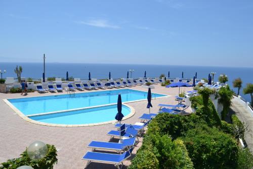 Bazén v ubytování Villaggio Calispera nebo v jeho okolí