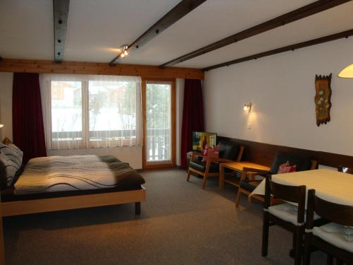 サース・アルマゲルにあるAzurのベッドルーム1室(ベッド1台、テーブル、椅子付)