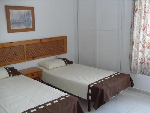 pokój z 2 łóżkami w pokoju w obiekcie Irene Apartment w Puerto del Carmen