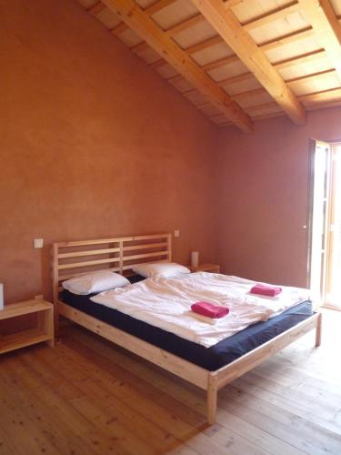 1 dormitorio con 1 cama grande en una habitación en Can Gramunt, en La Torre de Claramunt