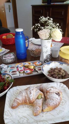 una tavola con piatti di cibo su un tavolo di B&B Macalube Aragona ad Aragona