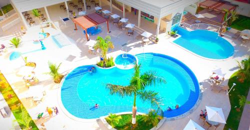 una vista aérea de una gran piscina con palmeras en Apartamento Encontro das Águas, en Caldas Novas
