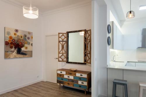 łazienka z lustrem i drewnianą komodą w obiekcie TTdSSa VLC Purísima Street w Walencji