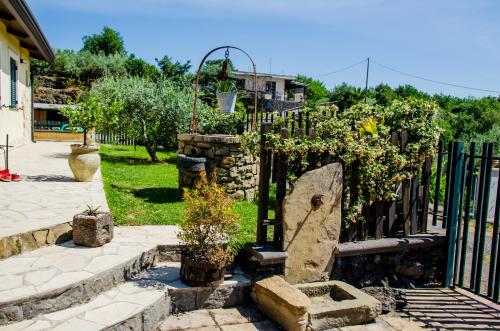 Un jardín fuera de B&B Etna Ranch