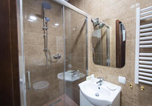 Koupelna v ubytování First Hotel