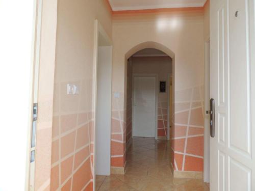 a hallway with an archway in a house at Apartmani Niksic in Herceg-Novi