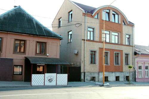 un edificio en la esquina de una calle en Freedom, en Uzhhorod
