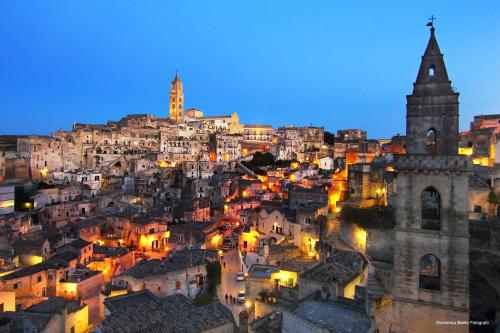 vista sulla città di notte di Antica Civita B&B Luxury Room a Matera