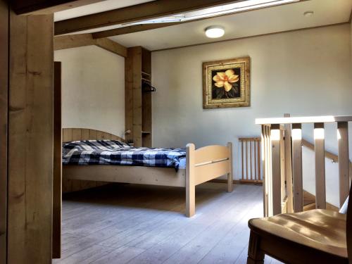 een slaapkamer met een bed en een schilderij aan de muur bij Minicamping de Lindehoef in Moergestel