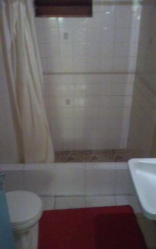 y baño con ducha, aseo y lavamanos. en Shades Cottage Guesthouse, en Blue Hole