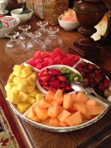 un tavolo con un vassoio di frutta e verdura di Phineas Swann Inn & Spa a Montgomery Center