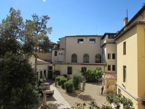 a view of a building with a courtyard at B&B i Rinascimenti in Florence