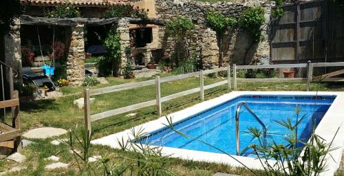 Guialmons的住宿－Can Gasol Turisme Rural registre generalitat PT-00152，一座游泳池,位于一座建筑旁的院子内