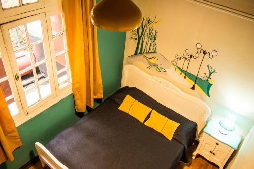 a childs bedroom with a bed and a window at Hostal Forestal in Santiago