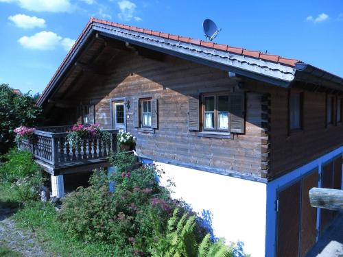 ein Haus mit einer Veranda und einem Balkon in der Unterkunft Apartment Foelslhof in Siegsdorf