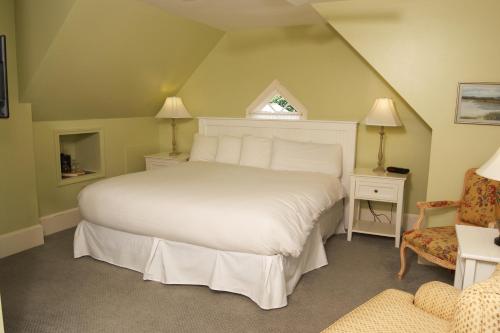 Belfry Inn and Bistro tesisinde bir odada yatak veya yataklar