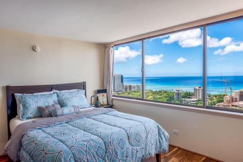 Ліжко або ліжка в номері Hawaiian Monarch Penthouse 402