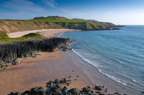 an aerial view of a beach near the ocean at Bwthyn Carreg in Aberdaron