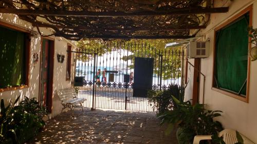 una entrada a un edificio con una puerta y un banco en Cesar Apartamentos, en Búzios