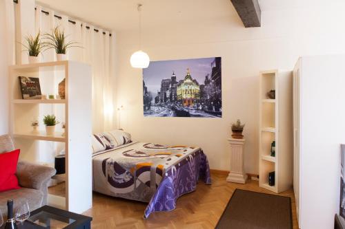 - une chambre avec un lit et une peinture murale dans l'établissement Segovia, à Madrid