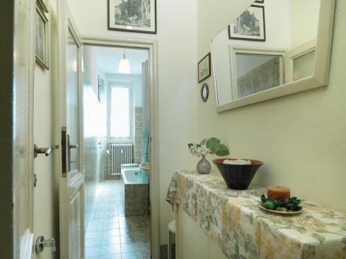 een badkamer met een tafel met een fruitschaal bij Residenza Oltrarno in Florence